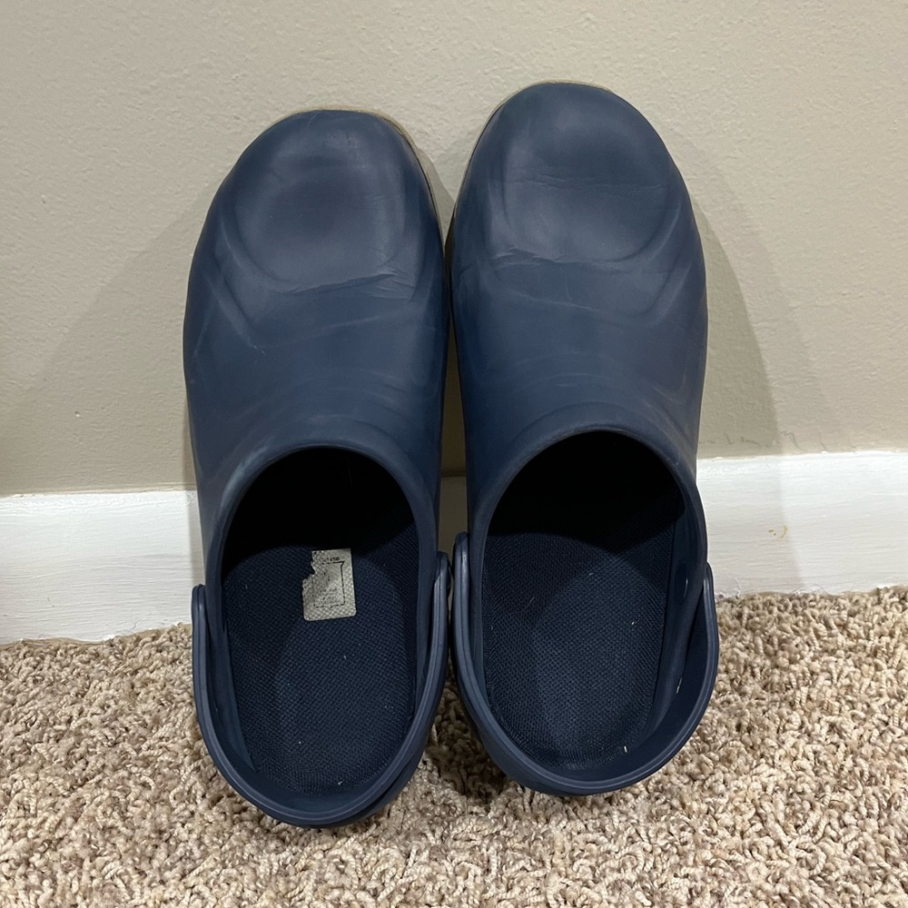 Anywhere nursing clogs, Navy, size 8 women’s